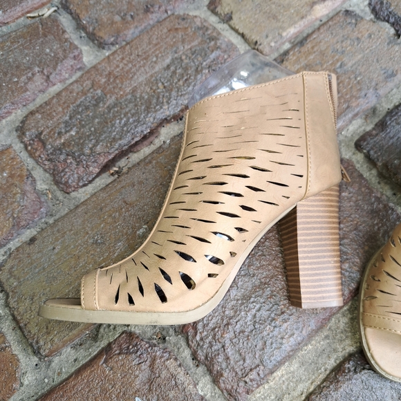 Apt. 9 Tan Cutout Ankle Booties Size 6.5 B1 - Picture 3 of 13